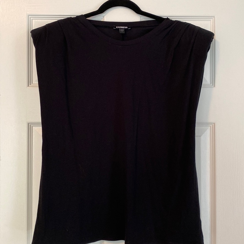 Express top with shoulder pads